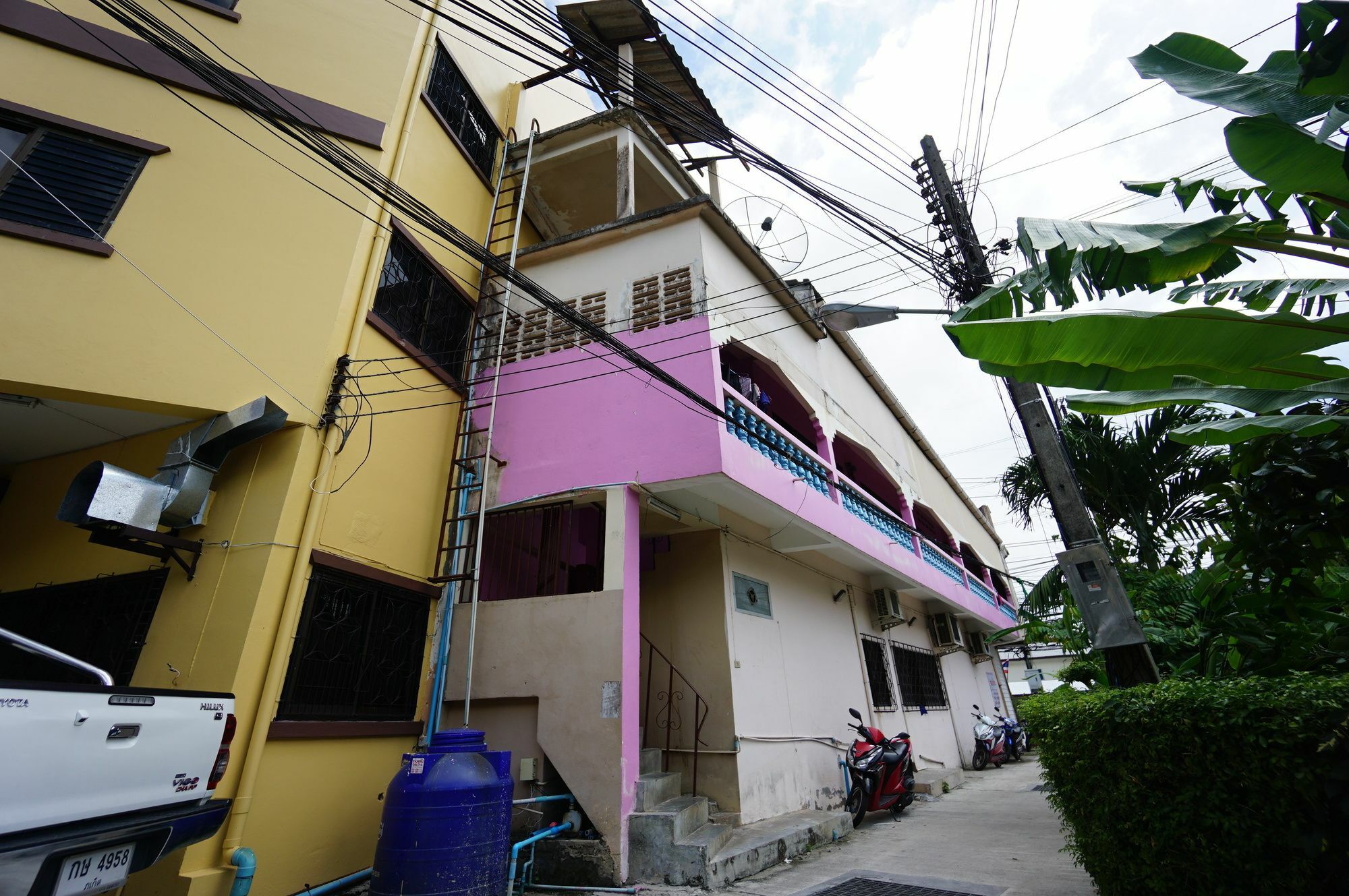 A Pousada Kookkai House Patong Exterior foto